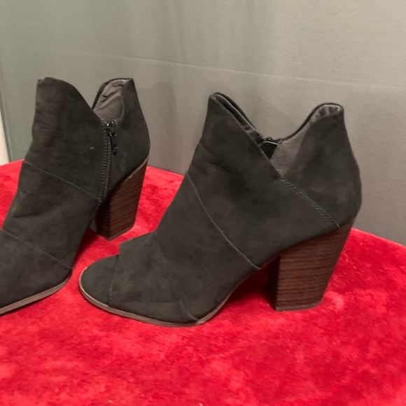 Z03- Fergalicious by Fergie Open Toe Booties faux suede black size 10 - Picture 3 of 8
